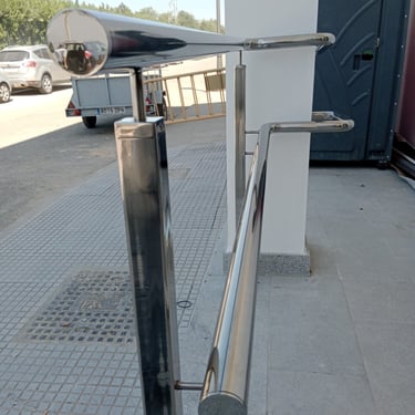 Detalle pasamanos de acero inox de doble asidero en Chucena.