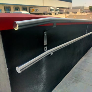 Doble pasamanos acero inoxidable instalado en rampa para accesibilidad