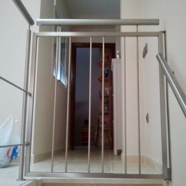 Puerta de seguridad para niños al final de la escalera acero inoxidable
