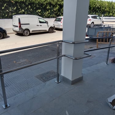 Barandilla doble tubo de acero inoxidable instalada en rampa de accesibilidad en huelva.