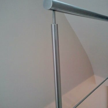 Detalle pasamanos acero inoxidable acabado brillo con vidrios de seguridad instalado en Sevilla