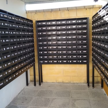 Estructura para buzones a medida,barriada residencial en Dos Hermanas.Hierro lacado.
