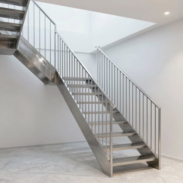 Escalera varias idas.Fabricada en hierro galvanizado y lacado.Barandilla acero inoxidable.Sevilla.