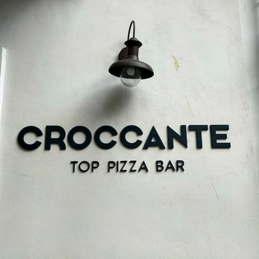 Anuncio publicitario negocio gastrónomico.Letras de Acero Cortén instalado en pared en Sevilla.