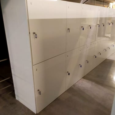 Tauillas guardaobjetos.Fabricadas con chapa e hierro lacado en blanco.Instalada en Sevilla por taller Acerodosj.