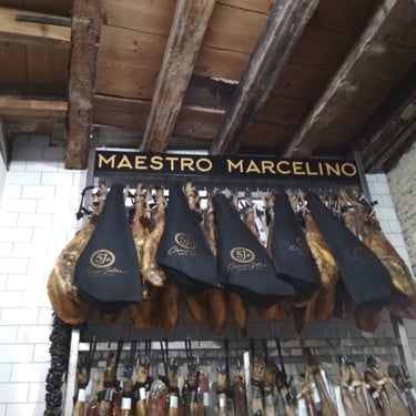 Jamonero para negocio se alimentación.Rótulo publicitario.Acero inoxidable y Acero cortén en Sevilla.
