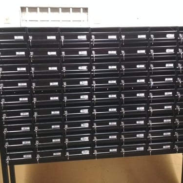 Estructura para buzones en hierro galvanizado y lacado a color.Hecha a medida personalizada.Instalada en Dos Hermanas,
