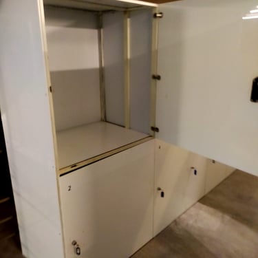 Taquillas,fabricadas en en chapa e hierro lacada en blanco.Mobiliario de interior.