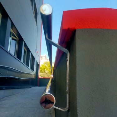 Pasamanos instalado en rampa para accesibilidad.Fbricado en acero inoxidable por Acerodosj e instalado en Sevila.