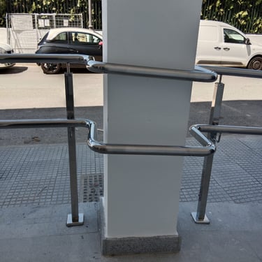 Detalle pasamanos doble altura en acro inoxidable,acabado ulido brillo.Chucena,Huelva.