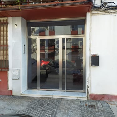 Puerta de acero inoxidable acceso a bloque acero inoxidable acabado brillo en Utrera