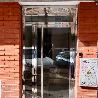 Puerta acero inoxidable acceso bloque de pisos con vidrios de seguridad