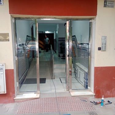 Puerta entrada bloque comunitario en acero inoxidable instalada en dos hermanas