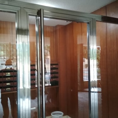 Puertas acero inoxidable para portal comunitario en acero inoxidable brillo en Lebrija