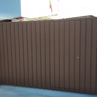 Puerta entrada vehículos automática. Hierro galvanizado lacaba