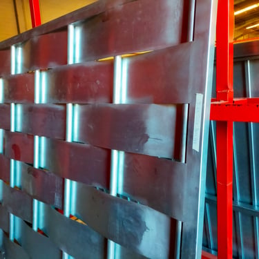 Puerta chapa de hierro galvanizado preparada para lacar a color en Sevilla