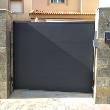 Puerta entrada vehículos hierro galvanizado y acabado lacado en dos hermanas