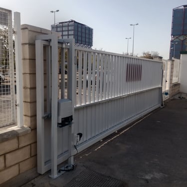 Puerta entrada camiones fabricada en hierro lacada en blanco en Sevilla