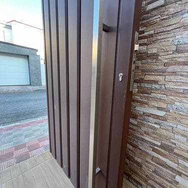 Puerta entrada vivienda unifamiliar. Fabricada en hierro galvanizado y lacado en marrón