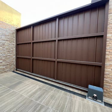 Puerta corredera,hierro galvanizado y lacado.Sevlla.