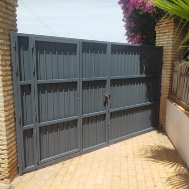 Puerta entrada vehículos vivienda unifamiliar hierro lacado instalada en Sevilla