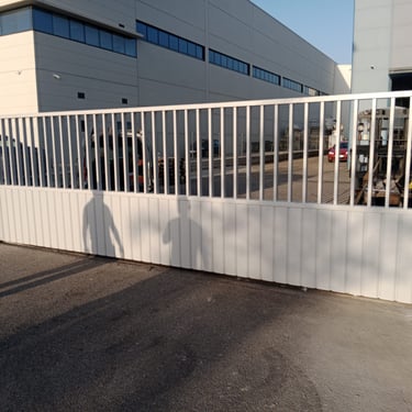 Puerta entrada camiones empresa fabricada en hierro galvanizado y lacado en Sevilla