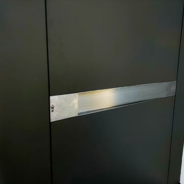 Detalle puerta entrada chalet hierro lacado y tirador acero inoxidable en dos hermanas