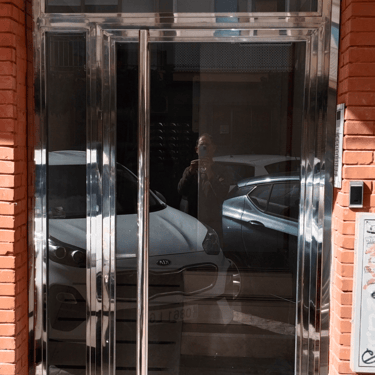 Puerta acero inoxidable acabado brillo entrada Comunidad de propietarios en Sevilla