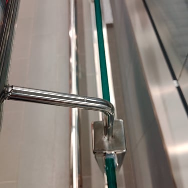 Detalle tirador puerta acero inoxidable fabricado por acerodosj en dos hermanas