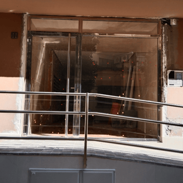 Puerta entrada bloque de pisos fabricada en acero inoxidable acabado brillo