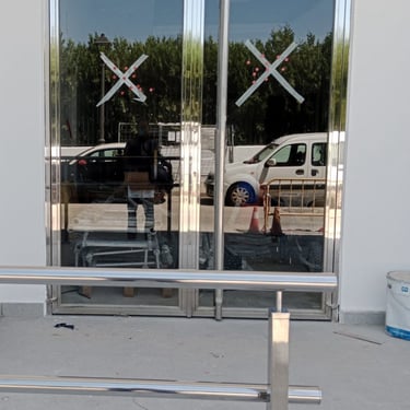 Puerta de acero inoxidable con vidrios de seguridad.Acabado pulido brillo.Huelva.
