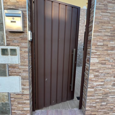 Puerta fabricada en hierro y lacada,tirador inox.Sevilla