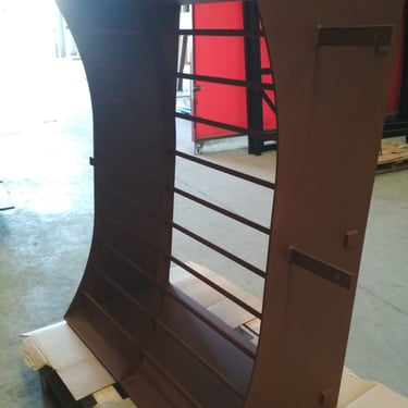 Reja cassette instalada entre muros. Chapa, pletinas, y redondos macizos. Acabado lacado para máxima durabilidad .Sevilla