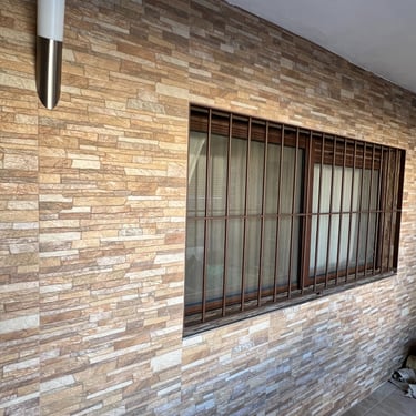 Reja ventana doble hierro macizo,lacada,instalada en vivienda por acerodosj en Dos Hermanas.
