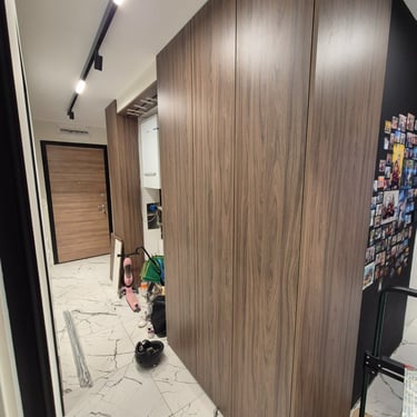 коридор с дървени панели и мебели по поръчка – дизайнерски проект BrosMebel
