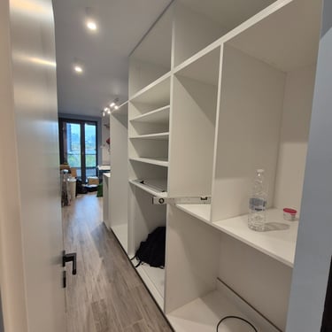 вграден гардероб по поръчка в коридор – интериор BrosMebel