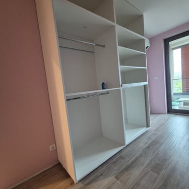 гардероб по поръчка с бели рафтове и вградени решения – проект BrosMebel