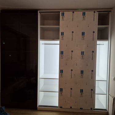 вграден гардероб по поръчка в процес на изграждане – BrosMebel