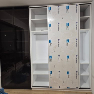 гардероб по поръчка в процес на монтаж – изпълнение BrosMebel