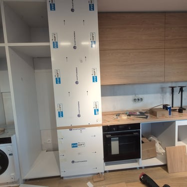 кухня по поръчка с отворени рафтове и функционално разпределение – BrosMebel