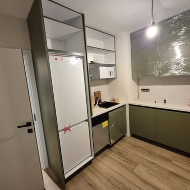 кухня по поръчка в процес на монтаж – изпълнение на интериорен проект BrosMebel