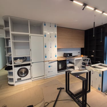 кухня по поръчка в процес на изграждане и монтаж – интериор BrosMebel