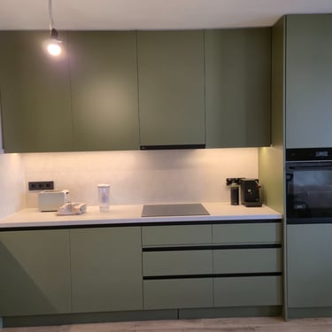 минималистична кухня по поръчка с модерно обзавеждане – проект BrosMebel