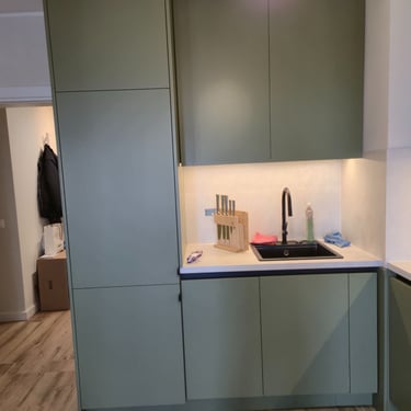 кухня по поръчка с високи шкафове и вградени решения – реализиран проект BrosMebel