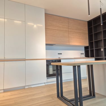 минималистична кухня по поръчка с остров и вградени уреди – проект BrosMebel