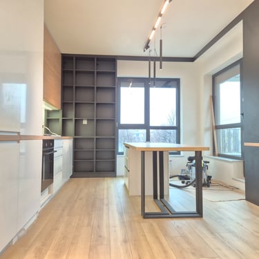 кухня по поръчка с кухненски остров и отворено пространство – интериорен проект BrosMebel