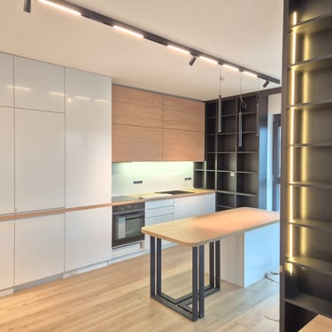 модерна кухня по поръчка с остров и гланц шкафове – реализиран проект BrosMebel