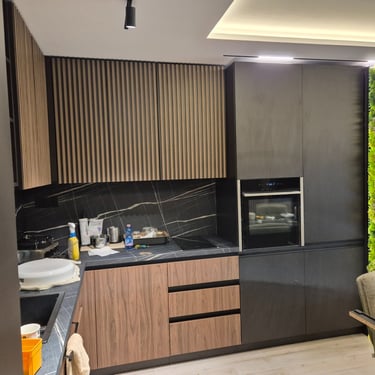 модерна кухня по поръчка с дървени и тъмни шкафове – интериорен проект BrosMebel