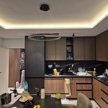 кухня по поръчка с LED осветление и модерно обзавеждане – BrosMebel