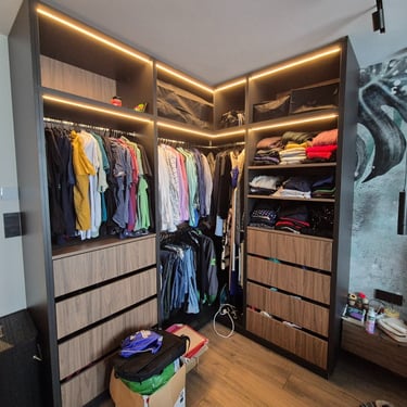 гардеробна по поръчка с LED осветление и отворени рафтове – реализиран проект BrosMebel